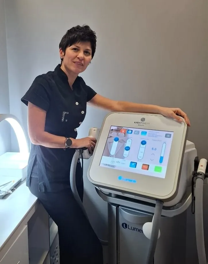 Alina accanto al laser Lumenis LightSheer