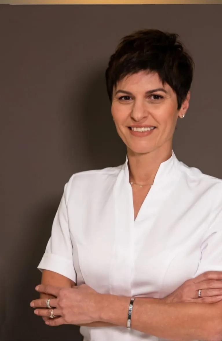 Alina Iancu, Laser Specialist di AliSkin, in divisa bianca